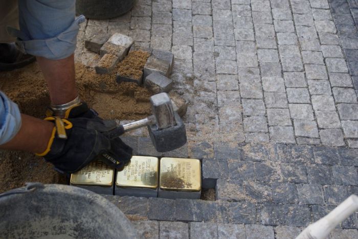 stolpersteiny_praha_pokladani