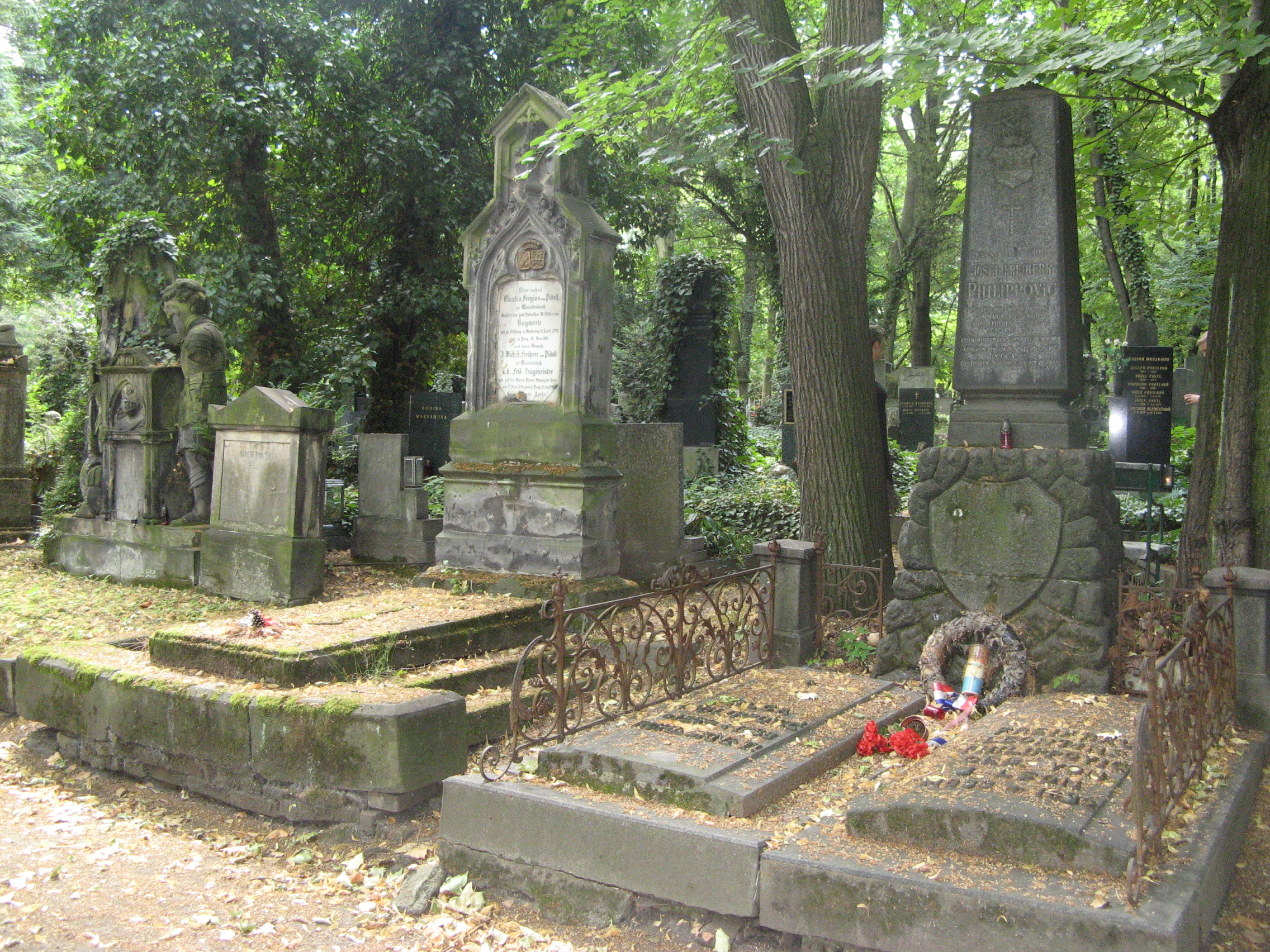 Hroby důstojníků z hřbitova z Karlína. Ostatky byly přesunuty na Olšany i s náhrobky v roce 1905. 