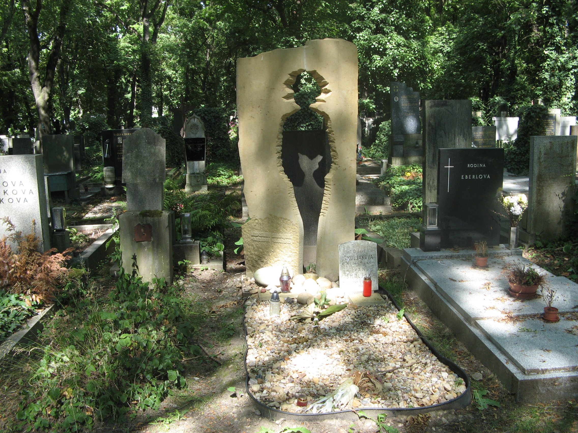 Velice zajímavý náhrobek cimrmanologa, režiséra a herce Ladislava Smoljaka.  
