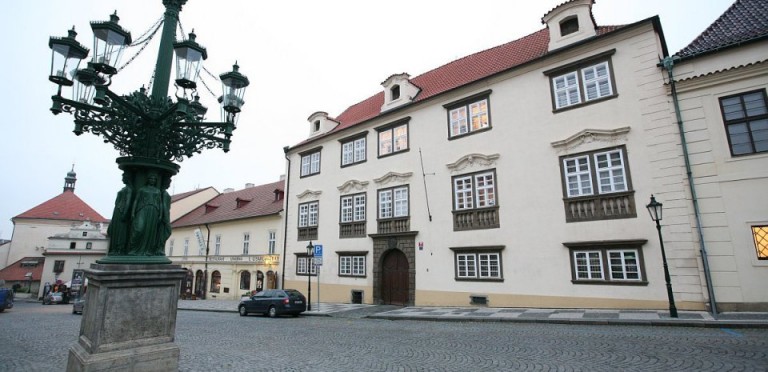 Příběhy Hradčanských paláců v proměnách času-od Petra Voka k Jiřímu Muchovi