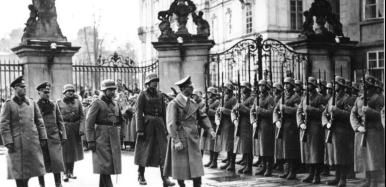 Bundesarchiv Bild 183-2004-1202-505, Prag, Burg, Besuch Adolf Hitler