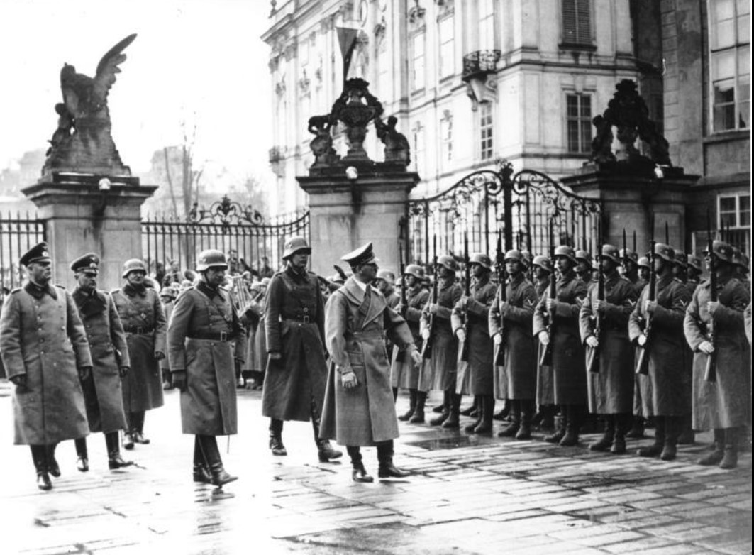 Bundesarchiv Bild 183-2004-1202-505, Prag, Burg, Besuch Adolf Hitler