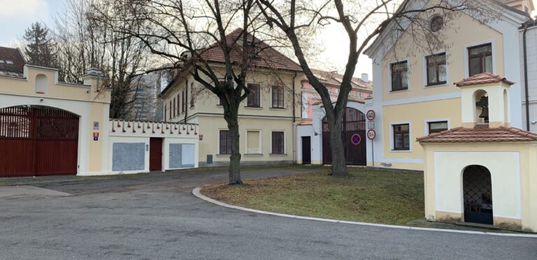Vokovice - ves mezi vilami a Džbánem