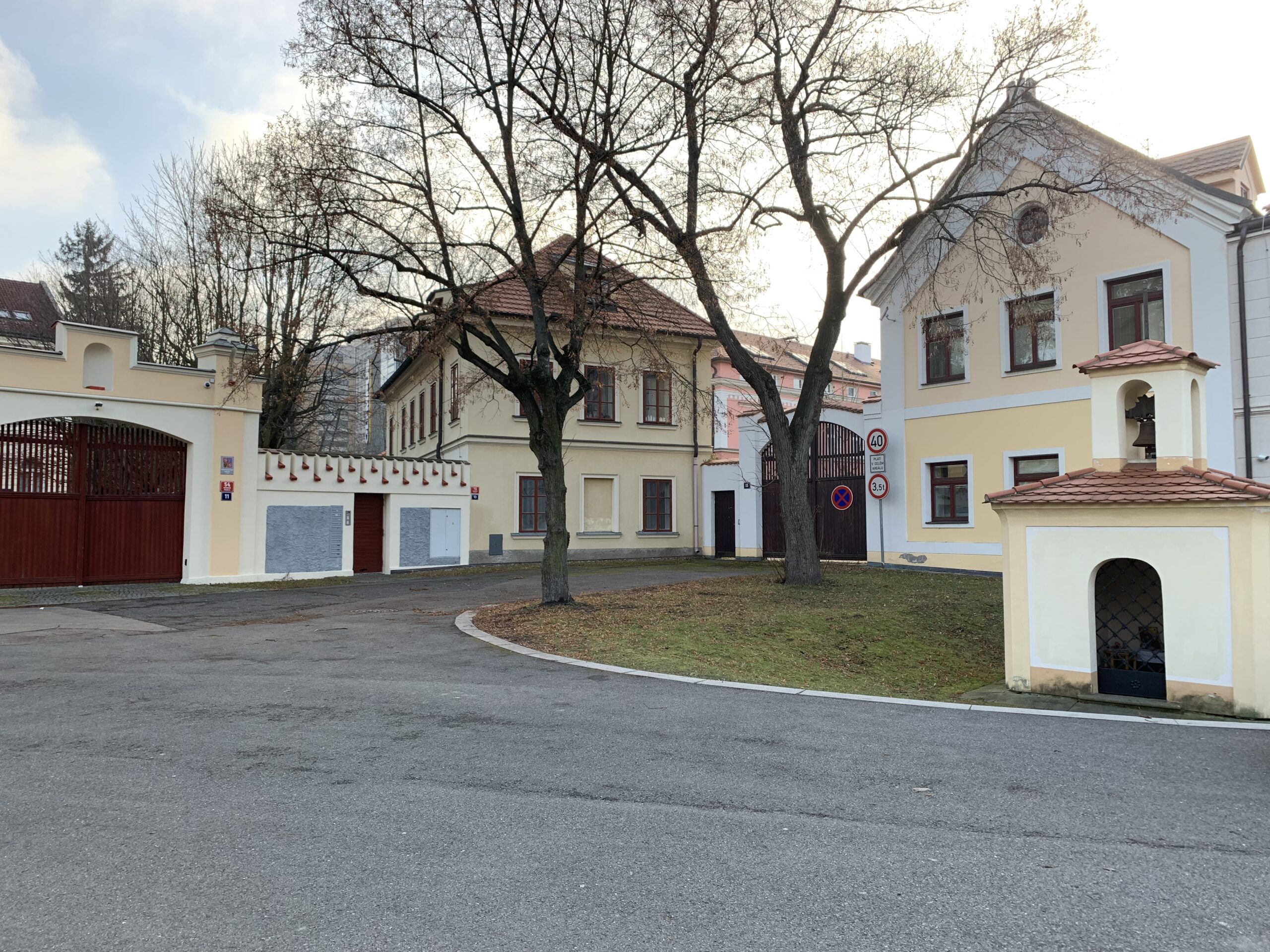 Vokovice - ves mezi vilami a Džbánem