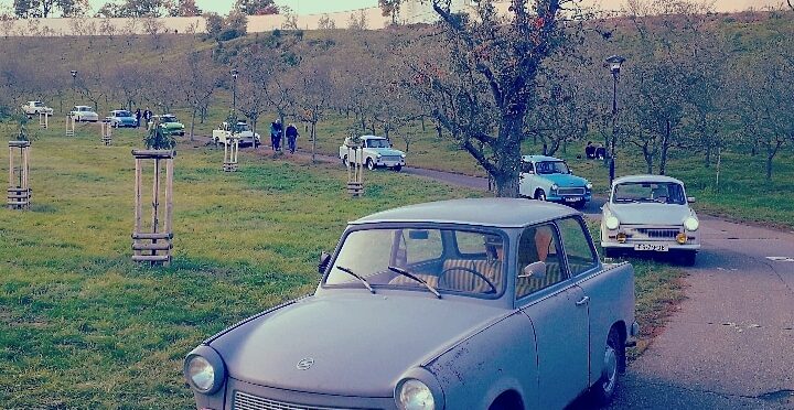 Praha plná trabantů aneb jak se na Malé Straně začala bořit Berlínská zeď