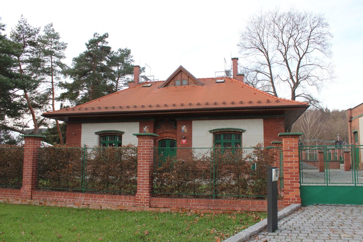 Vršovická čerpací stanice v Braníku a věž v Michli