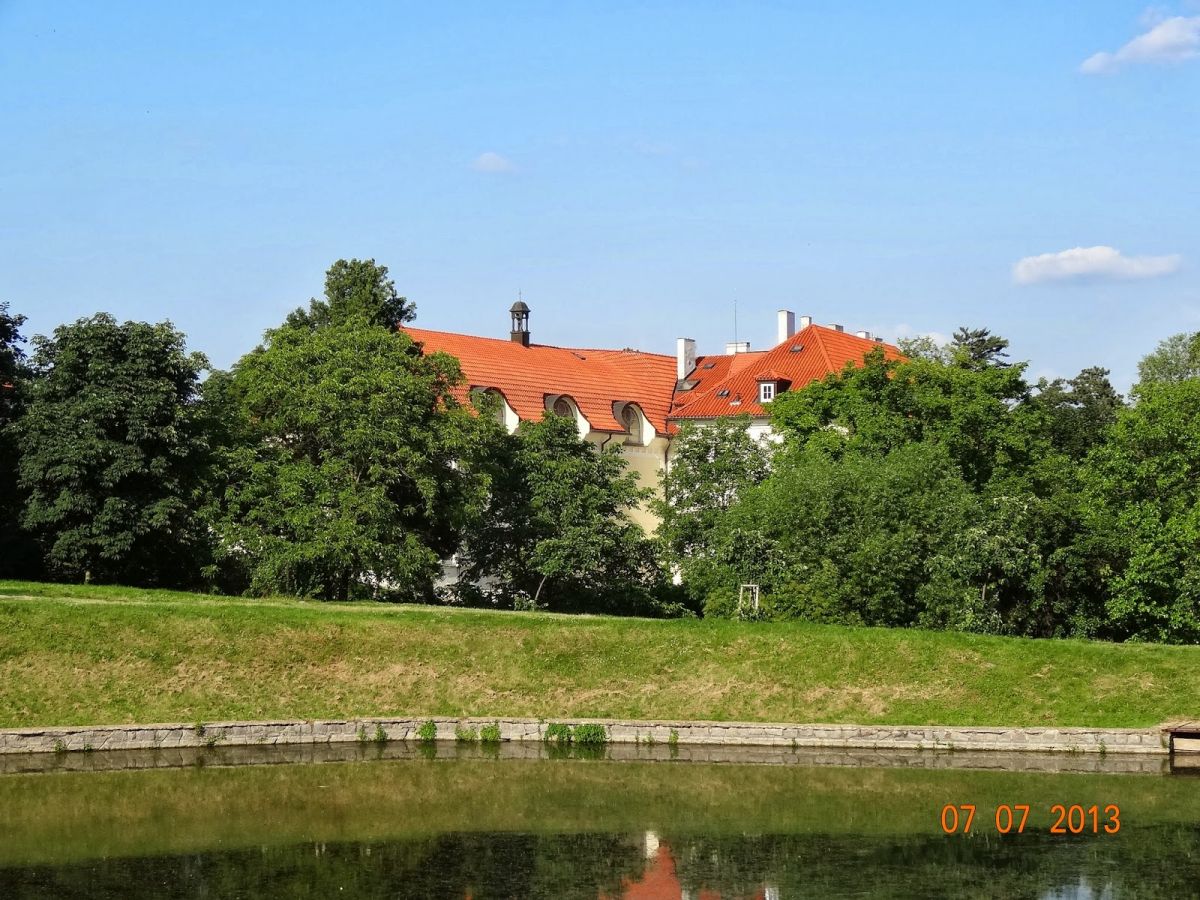 Pás břevnovských usedlostí u potoka Brusnice