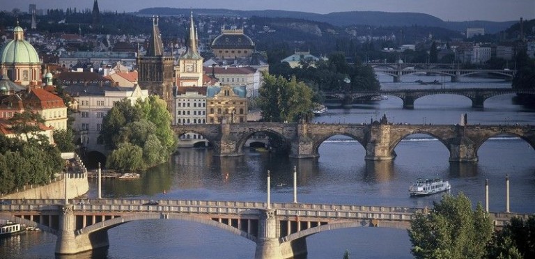 Jaká je délka Vltavy protékající Prahou?